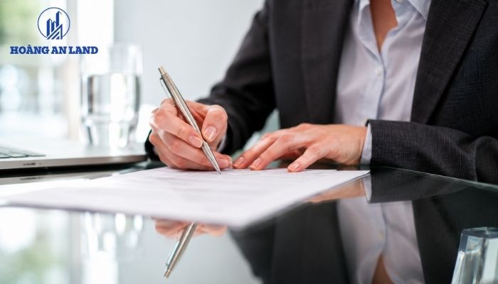 Chuyển nhượng là gì? Quy định và các thủ tục bạn cần biết 2 Hợp đồng chuyển nhượng quyền sử dụng đất phải được lập đầy đủ các nội dung cơ bản theo quy định của pháp luật