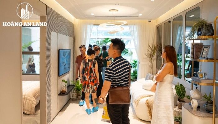 Kinh nghiệm mua chung cư giúp lựa chọn đúng ngay từ đầu 1 Nếu mua để ở, người mua nên ưu tiên vị trí thuận tiện, môi trường sống an toàn, chất lượng xây dựng