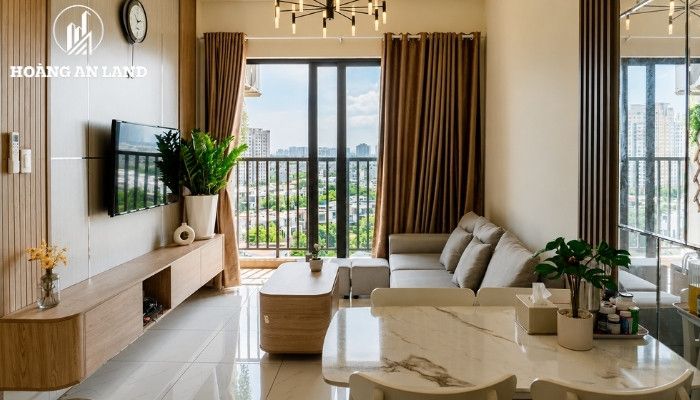 Chung cư thường có mức giá dễ tiếp cận hơn nhà đất tại cùng một khu vực, đặc biệt ở các đô thị lớn