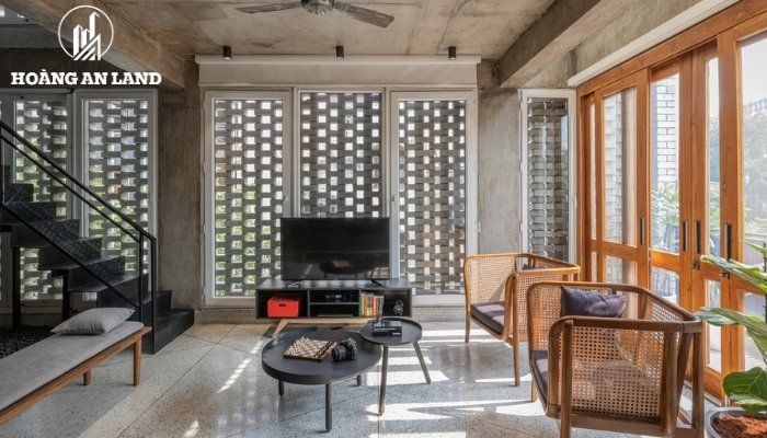 Gia chủ nên bố trí cửa chính và cửa sổ theo nguyên tắc thông gió chéo để tạo dòng lưu thông không khí