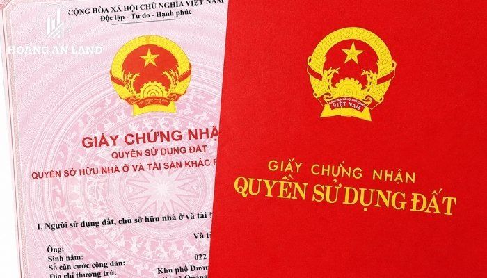 Sổ đỏ và sổ hồng khác nhau như thế nào theo quy định mới 1 Tên gọi "sổ đỏ" xuất phát từ màu đỏ của bìa Giấy chứng nhận, không phải là tên gọi được quy định trong văn bản pháp luật