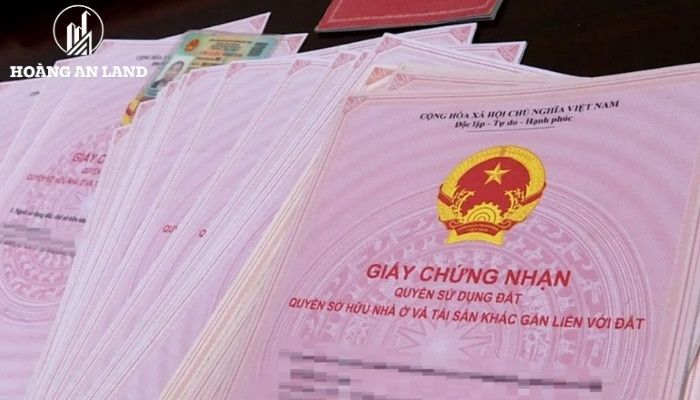 Sổ đỏ và sổ hồng khác nhau như thế nào theo quy định mới 2 Sổ hồng cũng là cách gọi dân gian dựa trên màu hồng của bìa Giấy chứng nhận